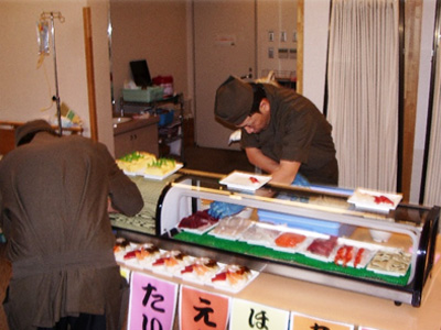 お寿司を握っている様子の画像