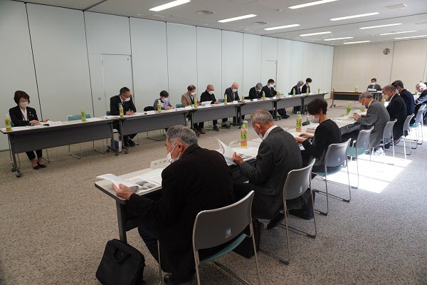 策定委員から答申の様子２